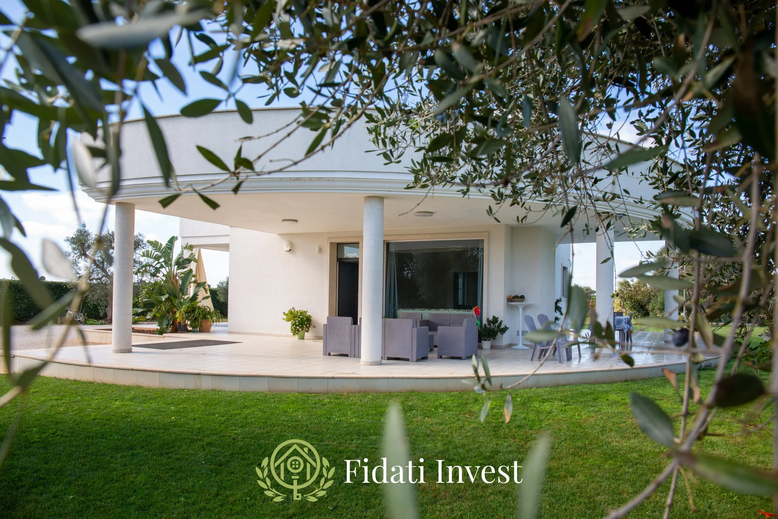 Villa moderne avec trulli restaurés, jardin et grande piscine — photo 3
